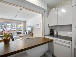 Cabinetry, Eigentum, Möbel, Countertop, Küche, Pflanze, Küchengerät, Haushaltsgerät, Herd, Interior Design