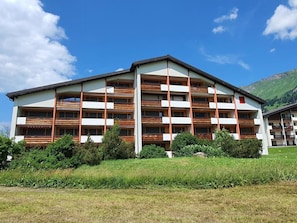 Pflanze, Himmel, Wolke, Gebäude, Baum, Holz, Grundstueck, Fenster, Wohngebiet, Freizeit