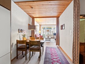 Möbel, Eigentum, Tabelle, Stuhl, Holz, Interior Design, Orange, Fussboden, Flooring, Wohnzimmer