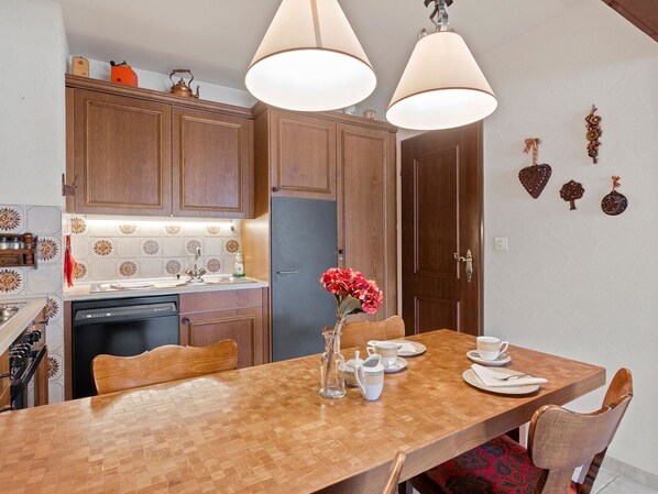 Tabelle, Möbel, Eigentum, Cabinetry, Countertop, Stuhl, Holz, Interior Design, Beleuchtung, Flooring