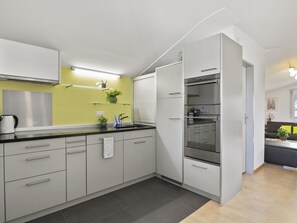 Cabinetry, Spüle, Möbel, Sinken, Gebäude, Countertop, Zapfhahn, Küche, Interior Design, Küchengerät