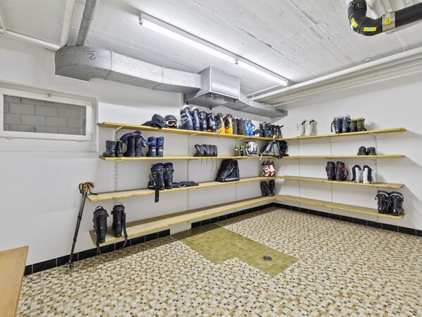 Interior Design, Halle, Fussboden, Flooring, Wand, Decke, Fernsehen, Veranstaltung, Gebäude, Luxus-Fahrzeug