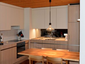 Möbel, Cabinetry, Tabelle, Eigentum, Countertop, Küche, Holz, Interior Design, Herd, Holzbeize