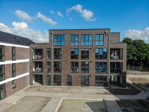 Wolke, Himmel, Fenster, Eigentum, Gebäude, Baum, Eigentumswohnung, Urban Design, Wohngebiet, Fassade