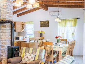 Eigentum, Tabelle, Möbel, Pflanze, Beleuchtung, Blume, Holz, Interior Design, Dekoration, Fussboden