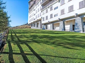 Gebäude, Himmel, Fenster, Pflanze, Urban Design, Grundstueck, Gras, Öffentlicher Raum, Eigentumswohnung, Wohngebiet