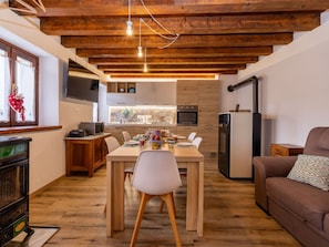 Möbel, Tabelle, Fenster, Holz, Cabinetry, Flooring, Interior Design, Fussboden, Küche, Holzbeize
