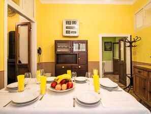 Tabelle, Essen, Cabinetry, Geschirr, Eigentum, Möbel, Dishware, Countertop, Küche, Orange