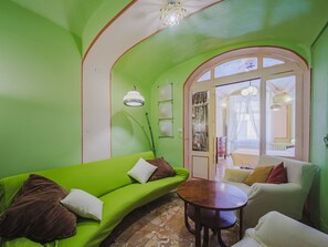 Möbel, Eigentum, Gebäude, Komfort, Fenster, Interior Design, Beleuchtung, Holz, Wohnzimmer, Gelb