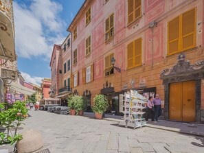 Pflanze, Gebäude, Wolke, Himmel, Blumentopf, Fenster, Strassenbelag, Urban Design, Nachbarschaft, Freizeit