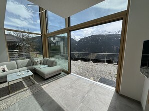 Gebäude, Eigentum, Himmel, Interior Design, Wolke, Tabelle, Schatten, Fenster, Komfort, Fussboden