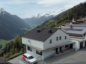 Berg, Wolke, Himmel, Gebäude, Fenster, Weiss, Fahrzeug, Haus, Steigung