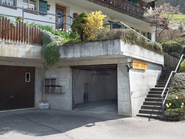 Pflanze, Eigentum, Gebäude, Fenster, Strassenbelag, Tür, Urban Design, Blume, Asphalt, Fassade