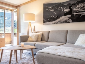 Braun, Möbel, Bilderrahmen, Eigentum, Holz, Wohnzimmer, Couch, Fenster, Rechteck, Interior Design