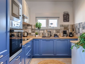 Cabinetry, Countertop, Spüle, Eigentum, Küche, Küchengerät, Sinken, Herd, Zapfhahn, Pflanze