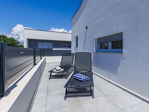 Gebäude, Fenster, Himmel, Wolke, Schatten, Interior Design, Haus, Fussboden, Automobil-Außen, Urban Design