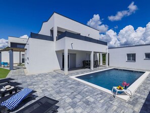 Himmel, Wolke, Gebäude, Eigentum, Blau, Azurblau, Haus, Fenster, Schwimmbad, Schatten