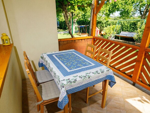 Property, Plant, Wood, Interior Design, Rectangle, Outdoor Furniture, Shade, Flooring, Hardwood, Bed Frame