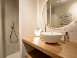 Mirror, Tap, Plumbing Fixture, Building, Bathroom Sink, Bathroom, Wood, Sink, Interior Design, House