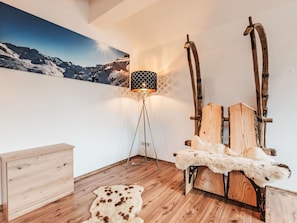 Möbel, Eigentum, Holz, Interior Design, Komfort, Bettrahmen, Fussboden, Flooring, Schublade, Cabinetry
