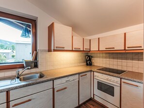 Cabinetry, Countertop, Spüle, Sinken, Eigentum, Zapfhahn, Küche, Herd, Gebäude, Holz