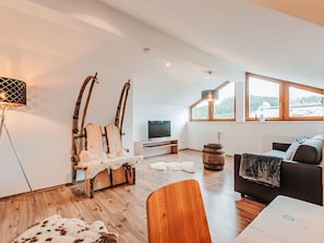 Möbel, Eigentum, Couch, Tabelle, Holz, Flooring, Interior Design, Fussboden, Fernsehen, Wohnzimmer