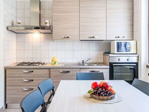 Cabinetry, Möbel, Eigentum, Countertop, Tabelle, Herd, Sinken, Küchengerät, Interior Design, Küche