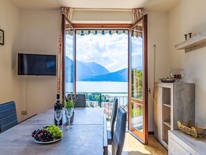 Eigentum, Azurblau, Interior Design, Gebäude, Flooring, Fussboden, Schatten, Grundeigentum, Zimmerpflanze, Wohnzimmer