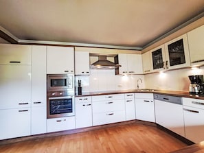 Countertop, Cabinetry, Eigentum, Gebäude, Küchengerät, Herd, Schublade, Küche, Holz, Haushaltsgerät