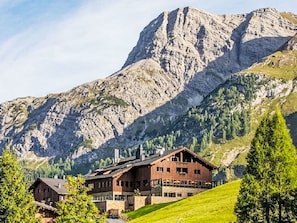 Himmel, Berg, Wolke, Pflanze, Ökoregion, Natürliche Landschaft, Natürlichen Umgebung, Gebäude, Hochland, Steigung