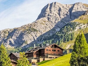 Ciel, Montagne, Nuage, Plante, Écorégion, Paysage Naturel, Environnement Naturel, Bâtiment, Montagnes, Pente