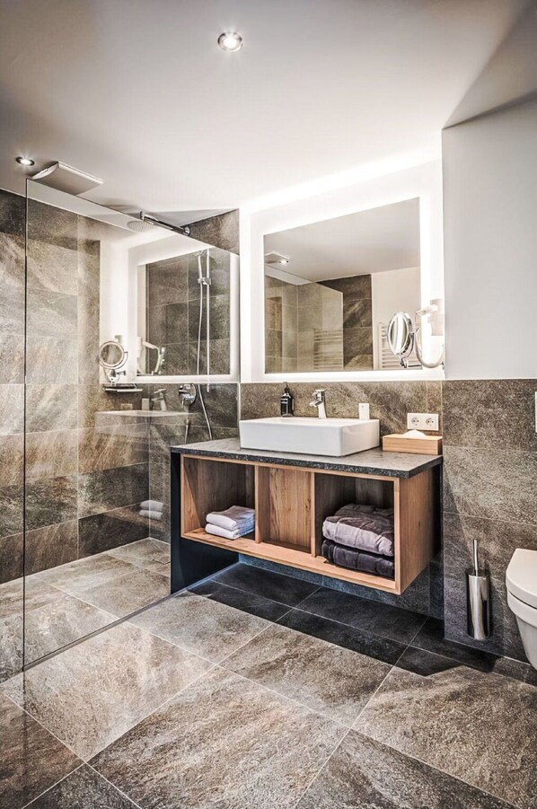 Meubles, Cabinetry, Comptoir, Luminaire Plomberie, Évier, Bois, Robinet, Design Intérieur, Bâtiment, Armoire De Toilette