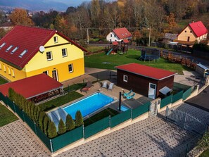 Bâtiment, Fenêtre, Maison, Plante, Arbre, Quartier, Design Urbain, Herbe, Piscine, Ciel