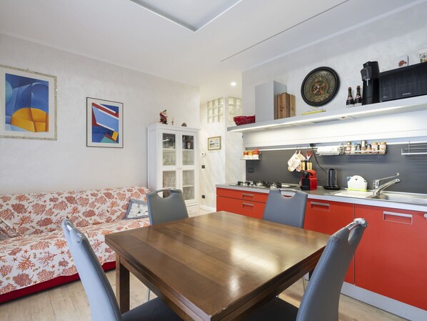 Tabelle, Möbel, Eigentum, Bilderrahmen, Stuhl, Cabinetry, Gebäude, Holz, Beleuchtung, Interior Design