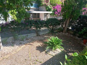 Pflanze, Eigentum, Pflanzengemeinschaft, Gebäude, Vegetation, Haus, Gras, Baum, Öffentlicher Raum, Strauch