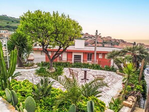 Shrub, Garden, Landscaping, Resort, Eco Hotel, Hacienda, Yard, Balcony