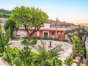 Shrub, Garden, Landscaping, Resort, Eco Hotel, Hacienda, Yard, Balcony