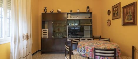 Meubles, Propriété, Table, Cabinetry, Cadre, Bois, Bâtiment, Fenêtre, Éclairage, Chaise