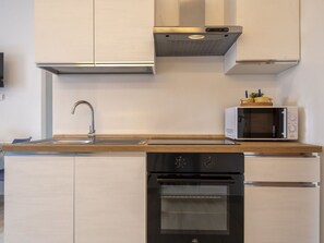 Cabinetry, Spüle, Sinken, Countertop, Küche, Zapfhahn, Interior Design, Holz, Fussboden, Flooring