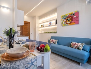 Möbel, Eigentum, Couch, Tabelle, Pflanze, Blau, Azurblau, Zimmerpflanze, Geschirr, Interior Design