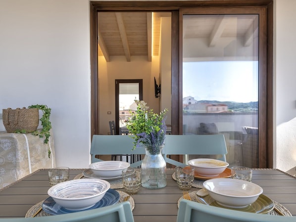 Table, Vaisselle, Meubles, PropriĂ©tĂ©, Plante, Vaisselle, Bleu Azur, BĂątiment, FenĂȘtre, Ăclairage