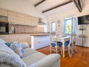 Möbel, Eigentum, Cabinetry, Tabelle, Couch, Countertop, Holz, Interior Design, Küche, Fussboden