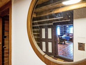 Wood, Picture Frame, Hardwood, Flooring, Building, Rectangle, Ceiling, Glass