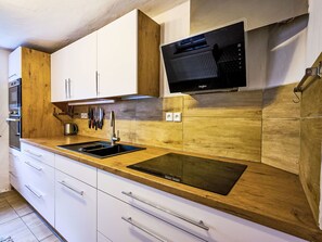 Cabinetry, Zapfhahn, Spüle, Countertop, Sinken, Küche, Holz, Interior Design, Schublade, Herd