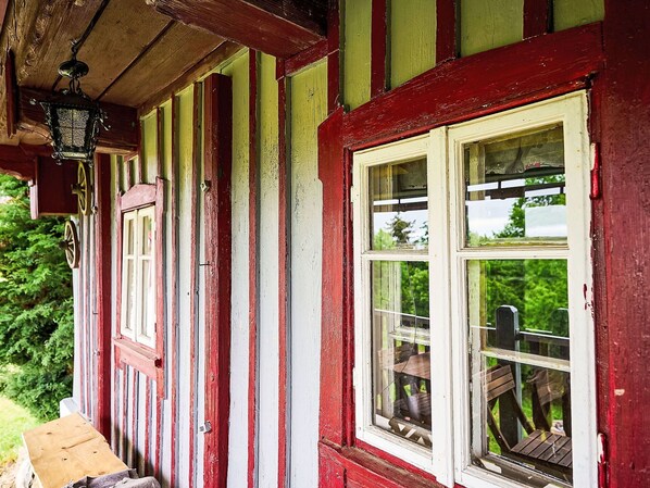 Gebäude, Fenster, Holz, Pflanze, Tür, Wand, Materialeigenschaft, Schatten, Backstein
