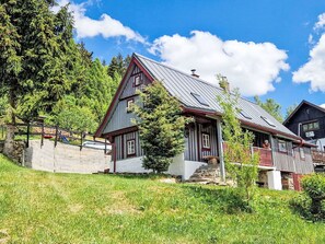 Wolke, Pflanze, Himmel, Gebäude, Fenster, Natürliche Landschaft, Haus, Baum, Grundstueck, Gras