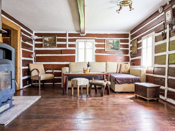 Property, Table, Building, Picture Frame, Wood, Interior Design, Lighting, Couch, Floor, Decoration