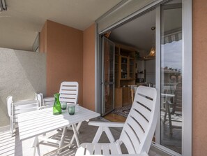 Property, Building, Furniture, Table, Wood, Chair, Flooring, Floor, Shade