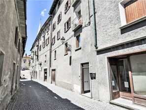 Fenêtre, Ciel, Bâtiment, Surface De La Route, Design Urbain, Façade, Ville, Maison, Ruelle, Route