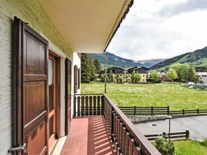 Pflanze, Himmel, Gebäude, Eigentum, Fenster, Veranda, Schatten, Holz, Baum, Haus